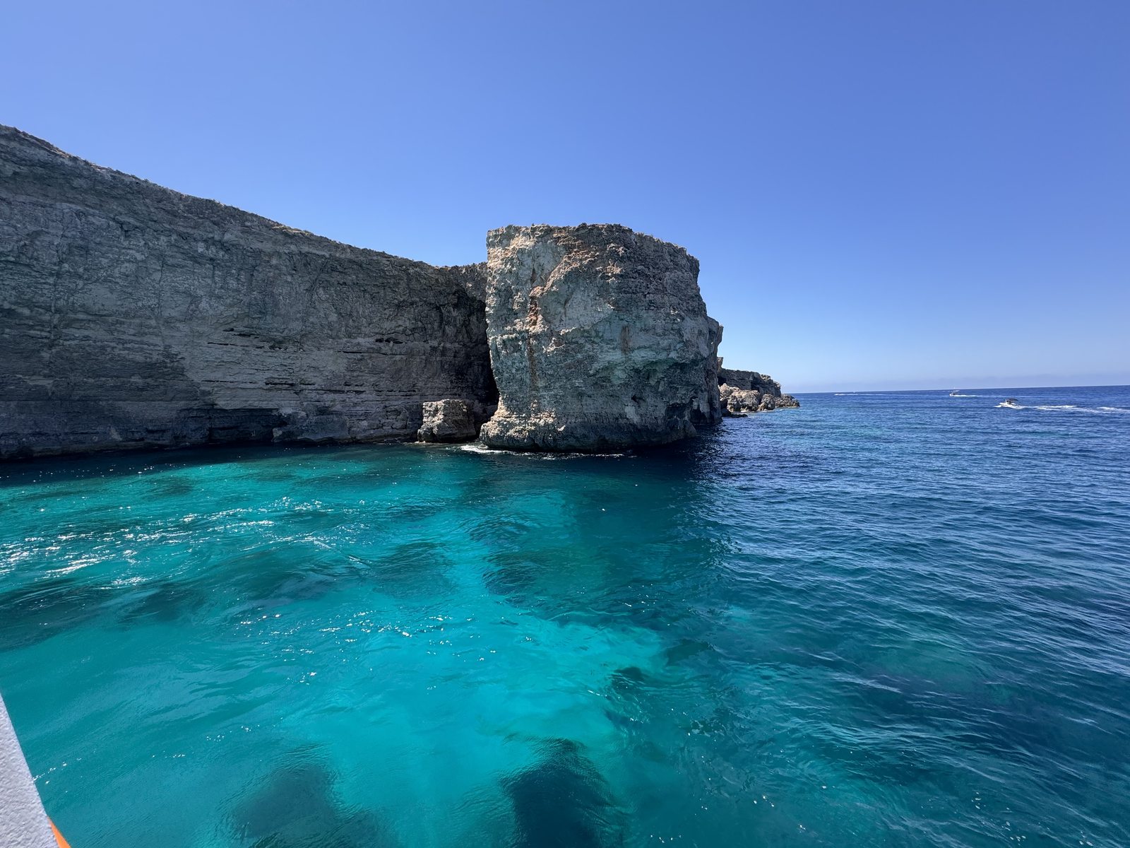 Las aguas turquesas de Comino desde la cubierta del barco