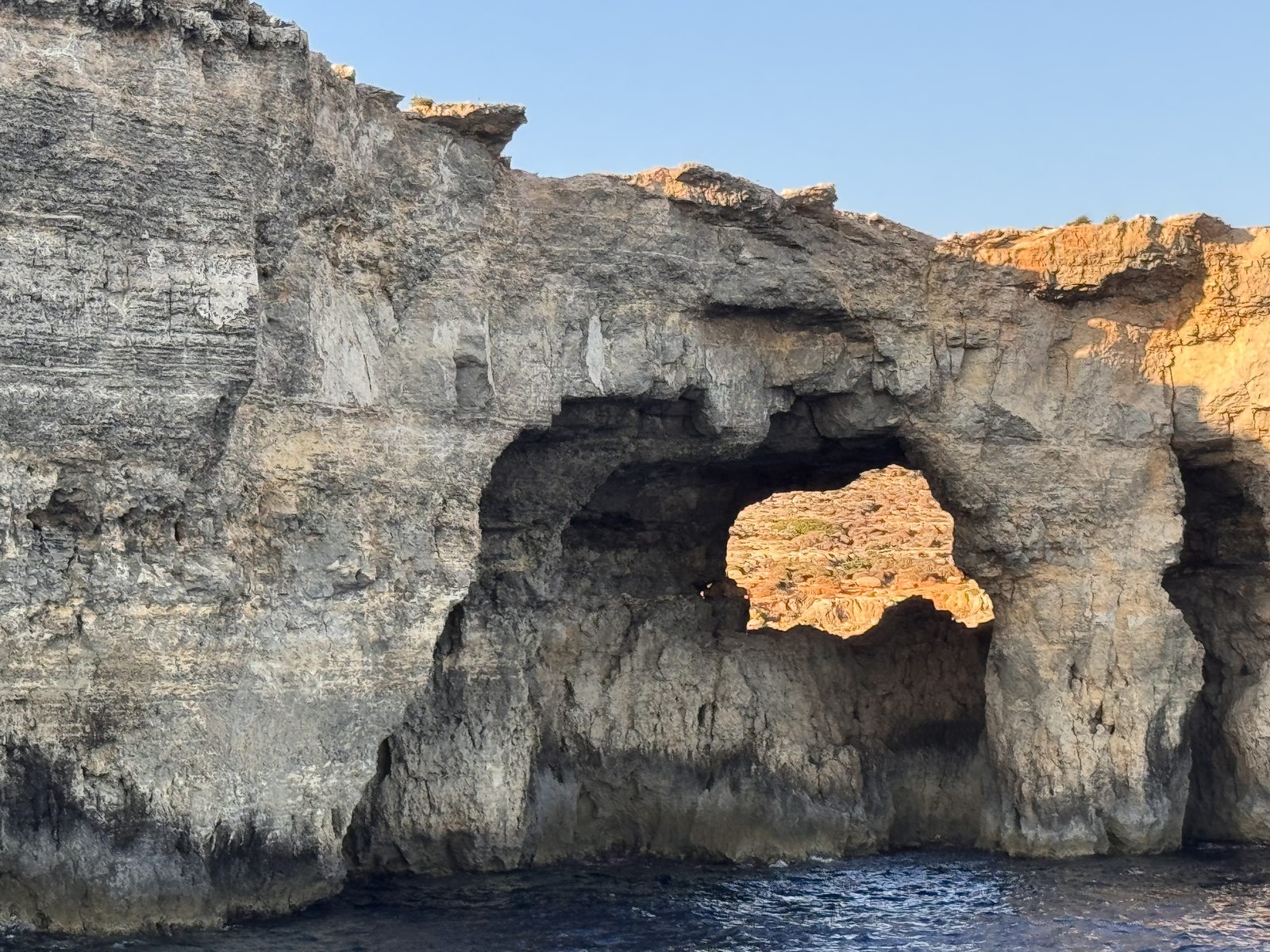 Uno de los arcos excavados por el mar en los acantilados de Comino