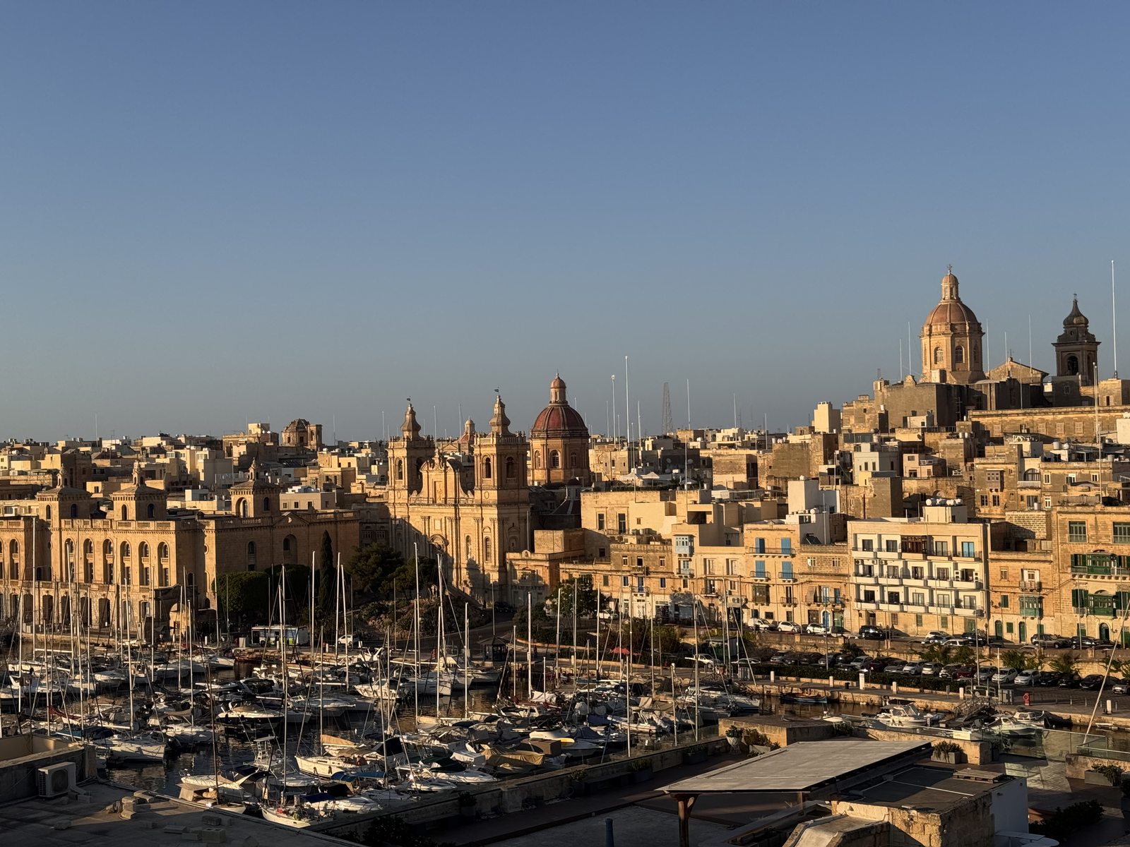 Birgu y su marina desde Senglea, a la hora dorada