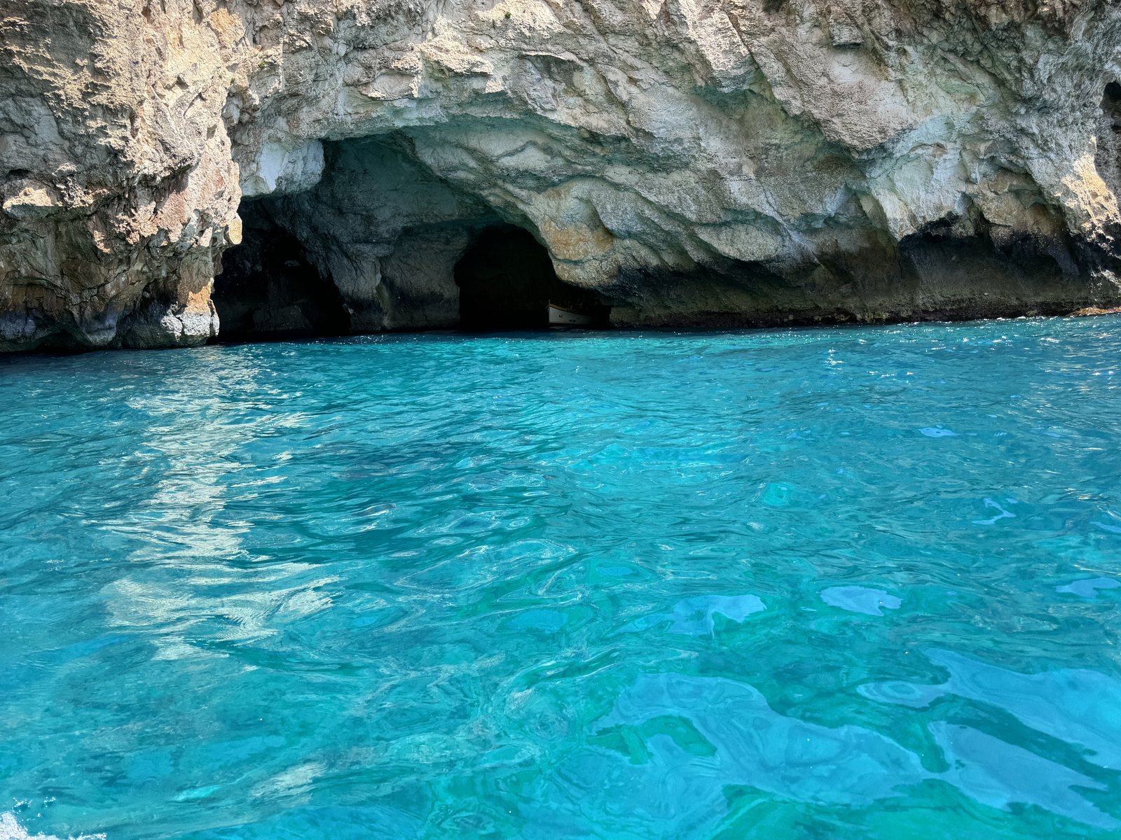 El agua turquesa a la entrada de las cuevas de la Blue Grotto