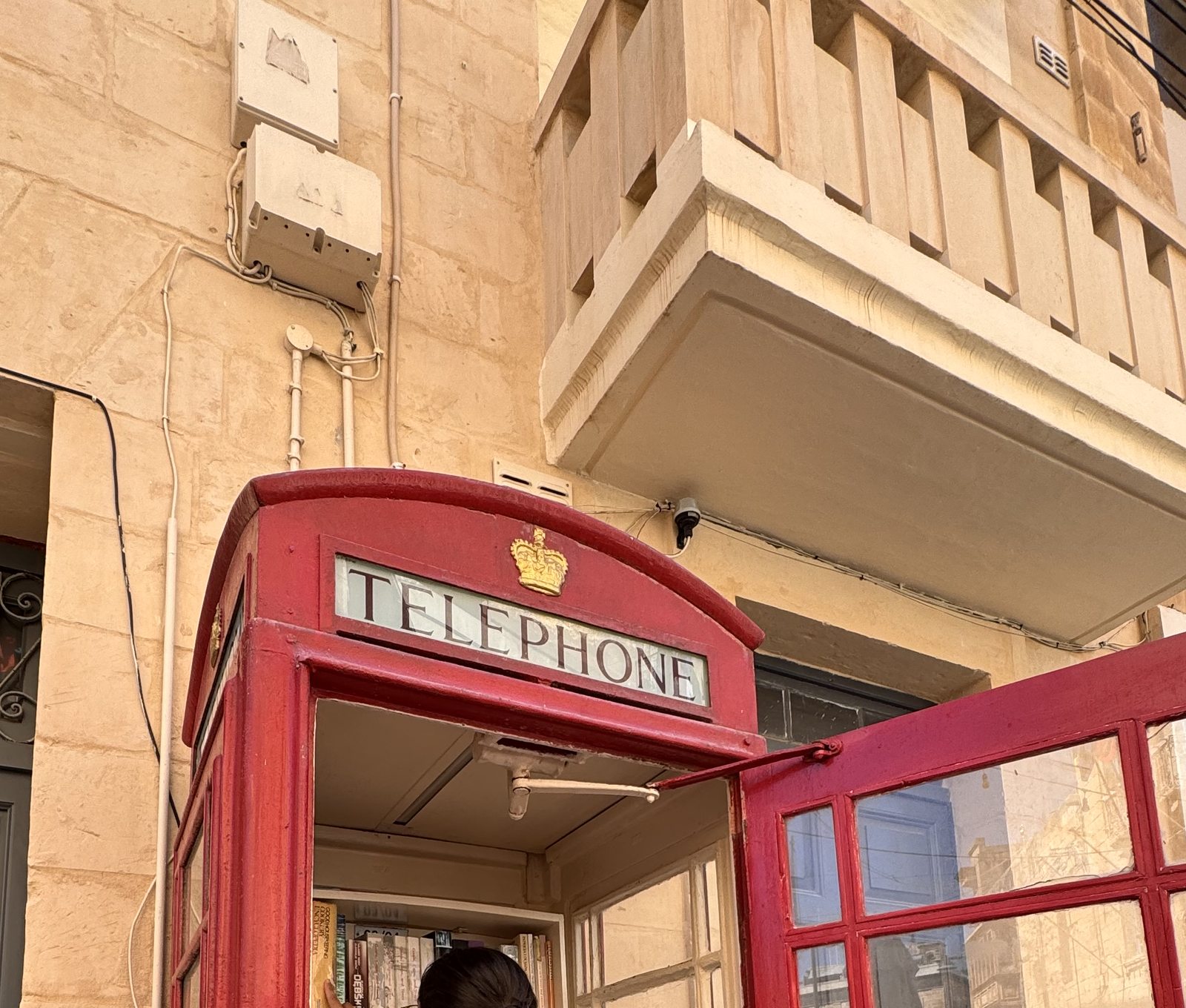 Una cabina telefónica británica reconvertida en biblioteca de intercambio