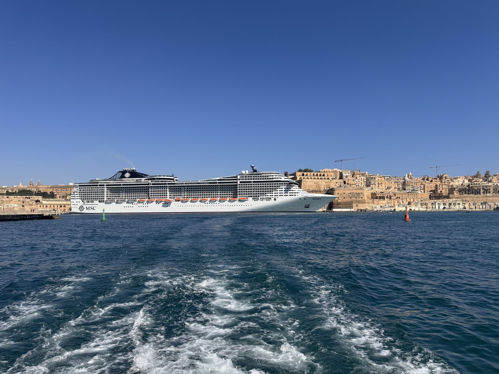 Un crucero atracado bajo las murallas de La Valeta