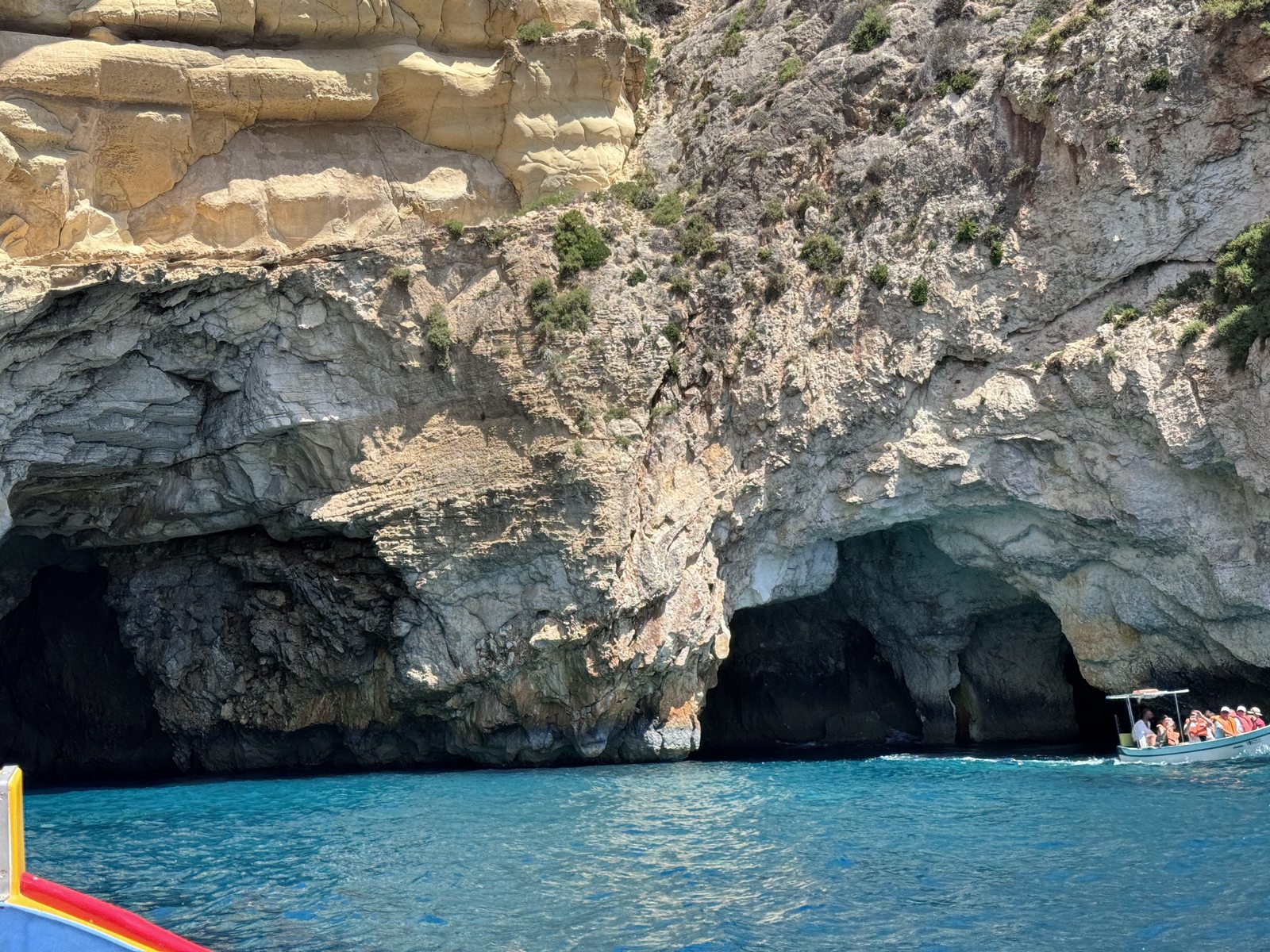 Las cuevas marinas que muchos cruceros recorren antes de fondear