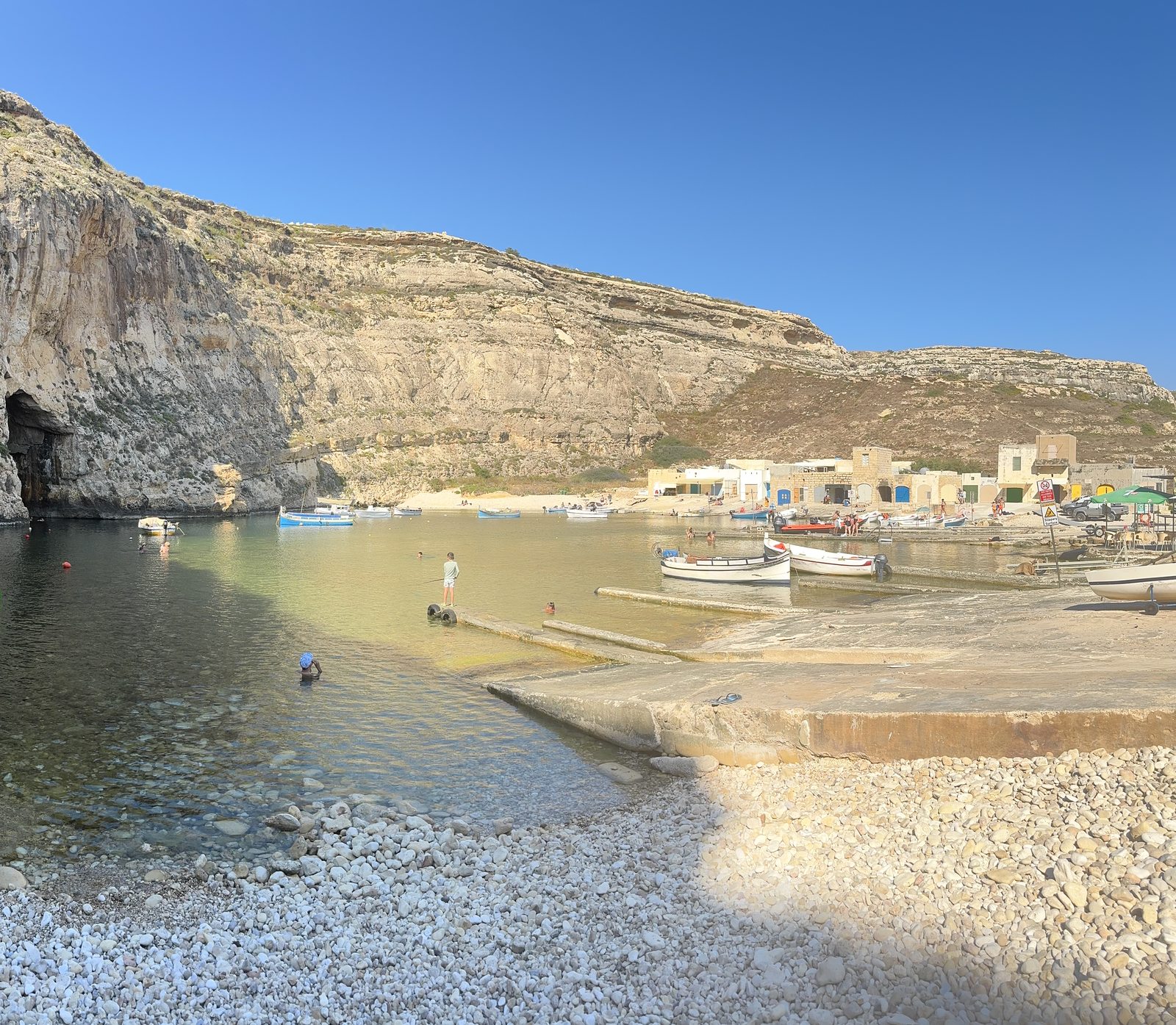 El mar interior de Dwejra, comunicado con mar abierto por una cueva