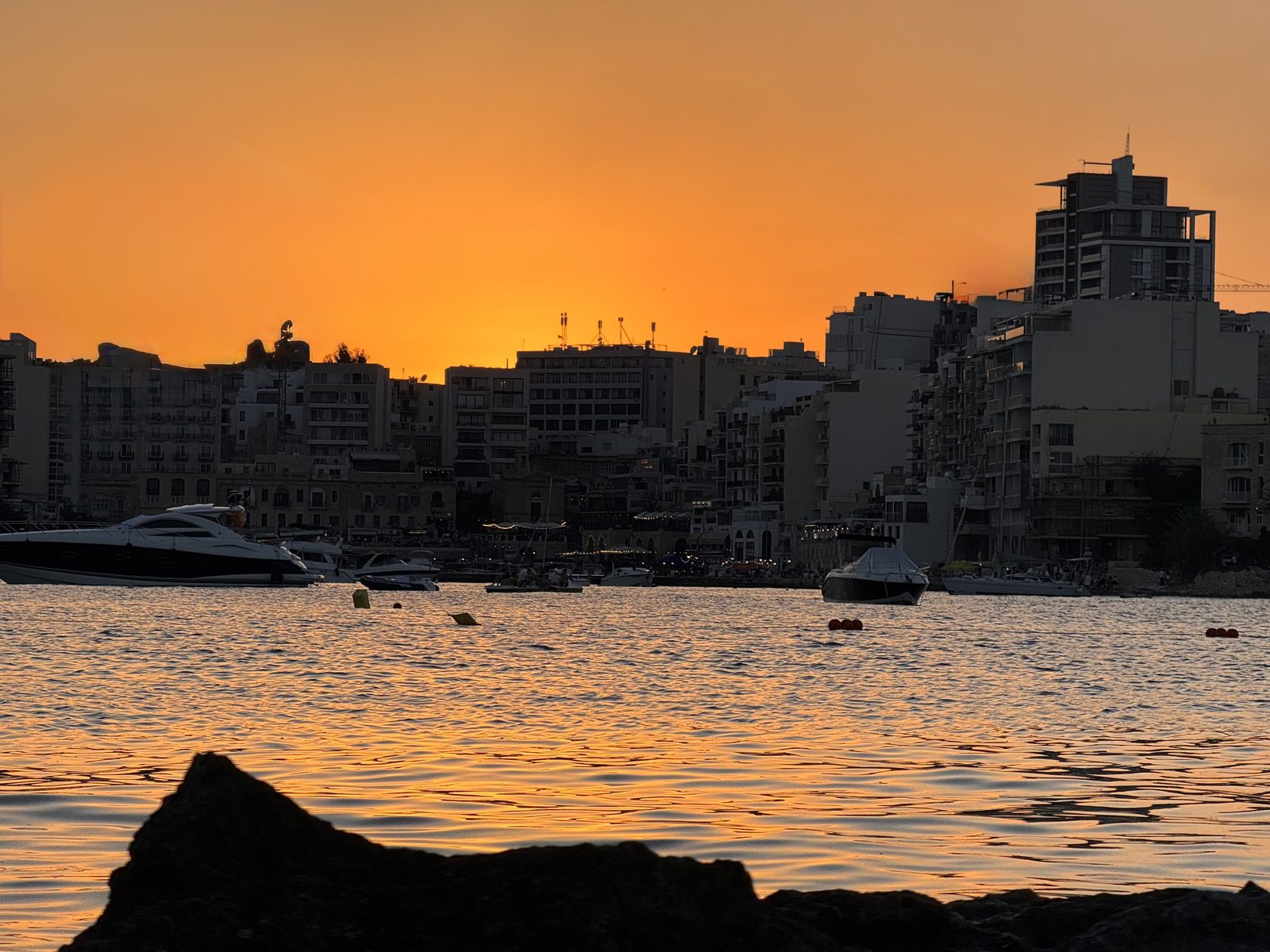 Atardecer sobre la bahía de St. Julian's desde la costa de Sliema
