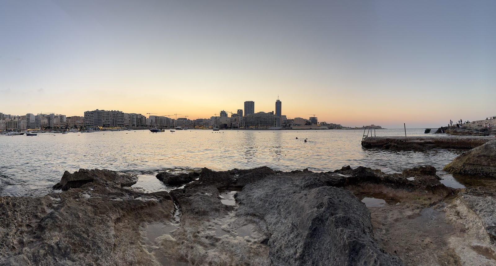 La bahía de Sliema al caer la tarde desde la zona de Exiles