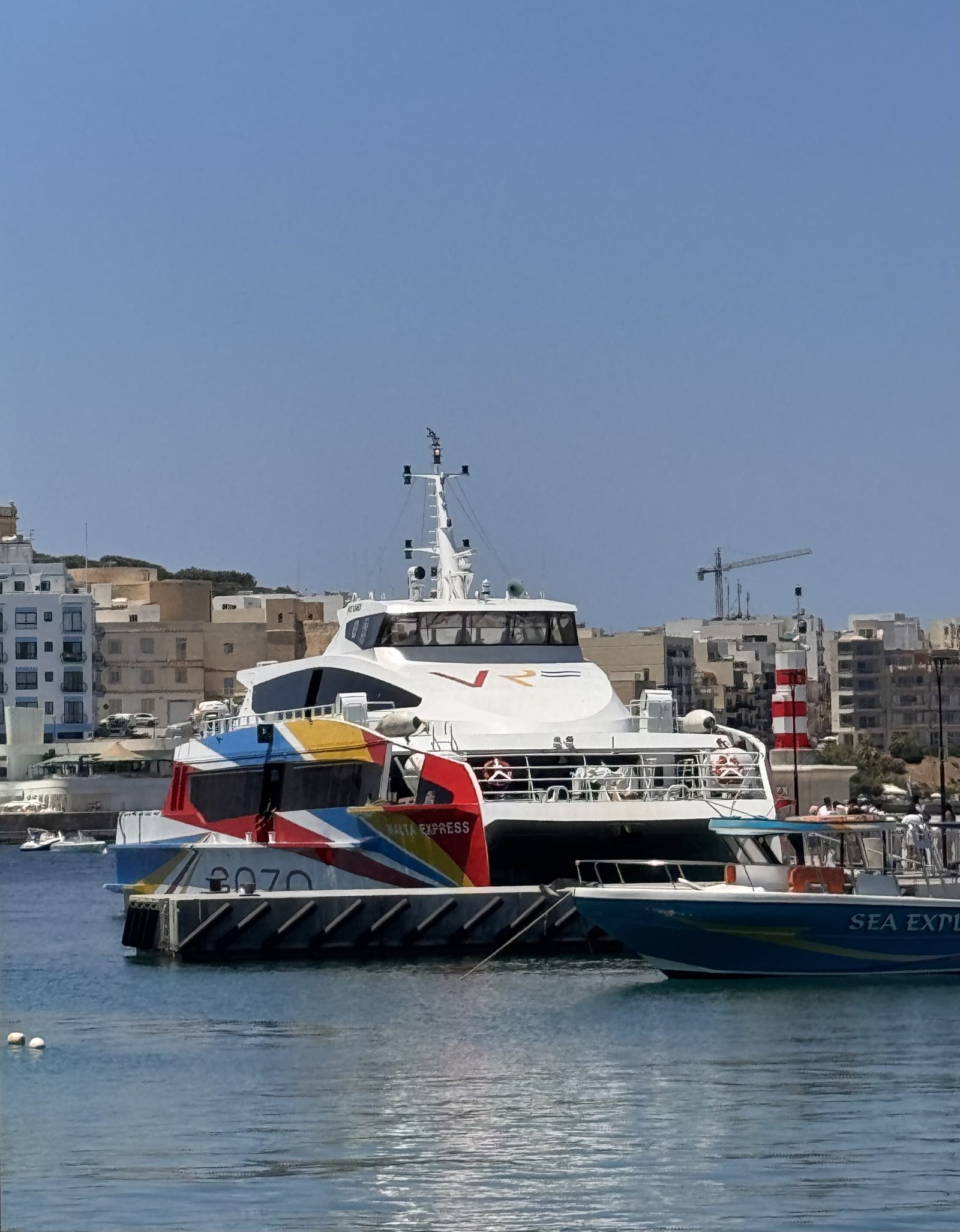 El ferry rápido amarrado en el muelle de Bugibba