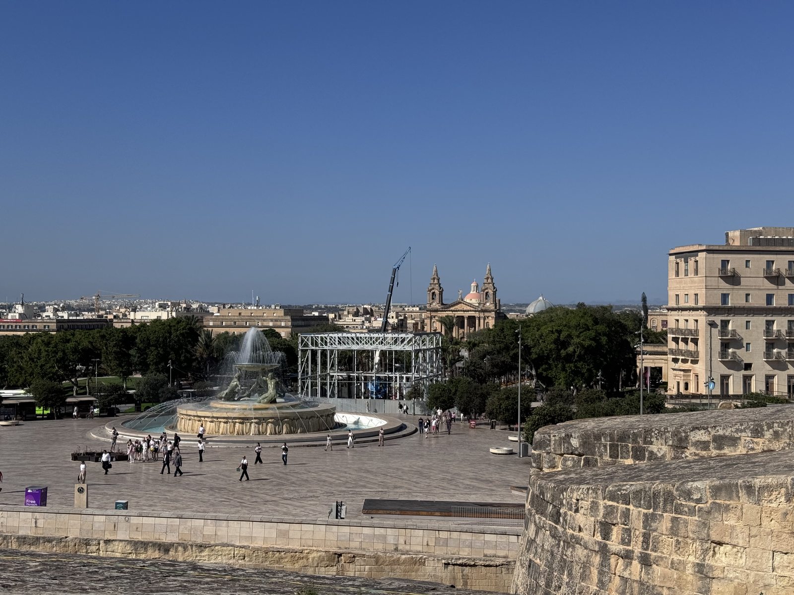 La Fuente del Tritón, junto a la estación central de autobuses