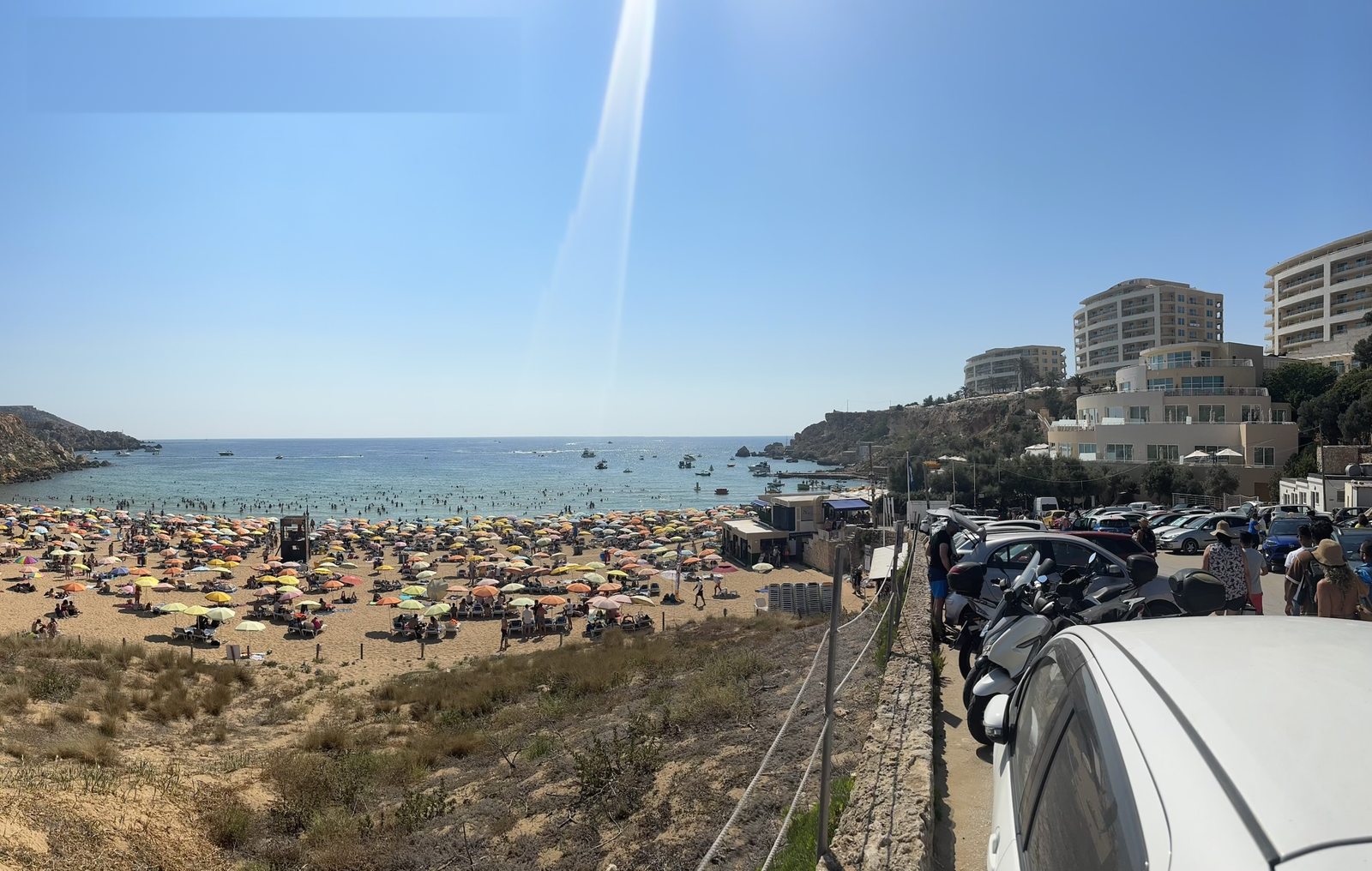 Għajn Tuffieħa y Golden Bay en temporada alta, con las sombrillas al completo