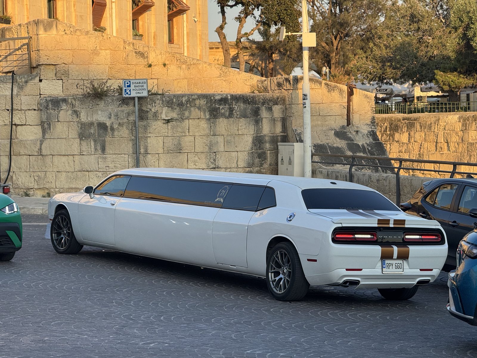 Otra limusina, esta vez blanca, aparcada en La Valeta