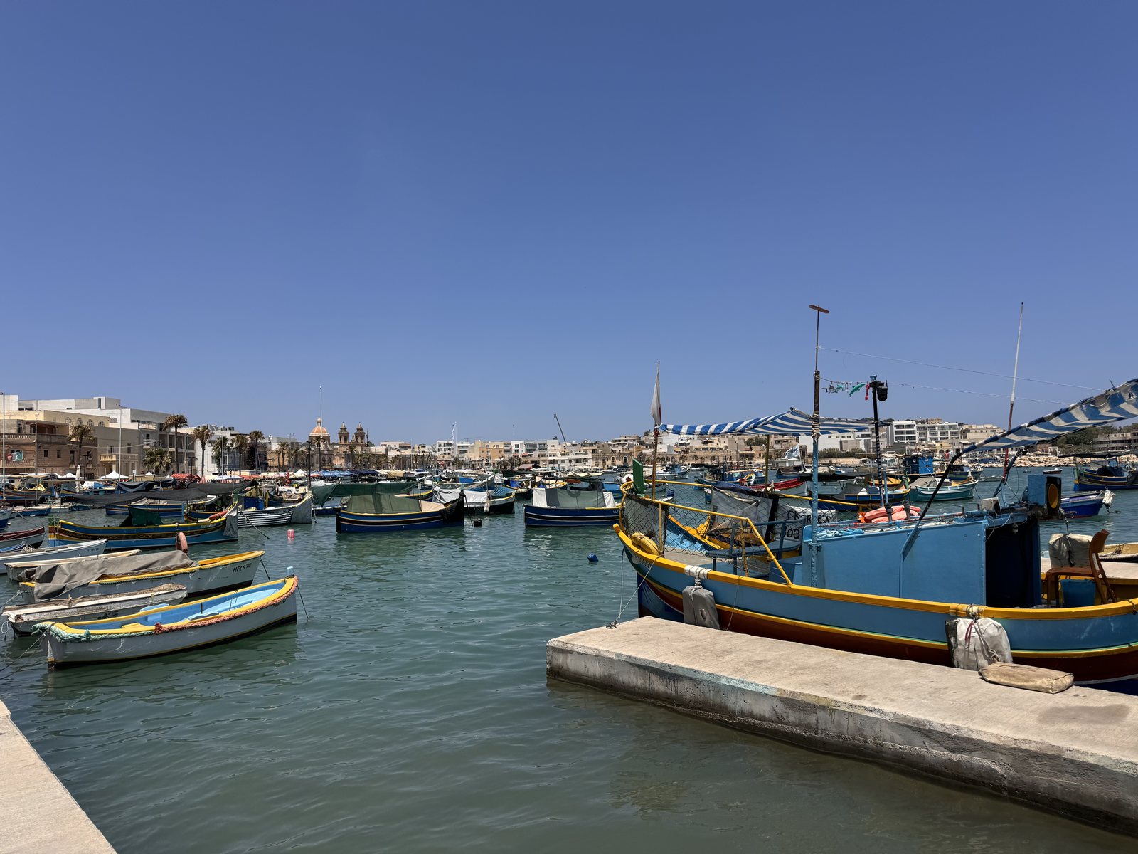 El puerto de Marsaxlokk repleto de luzzus y barcas de pesca