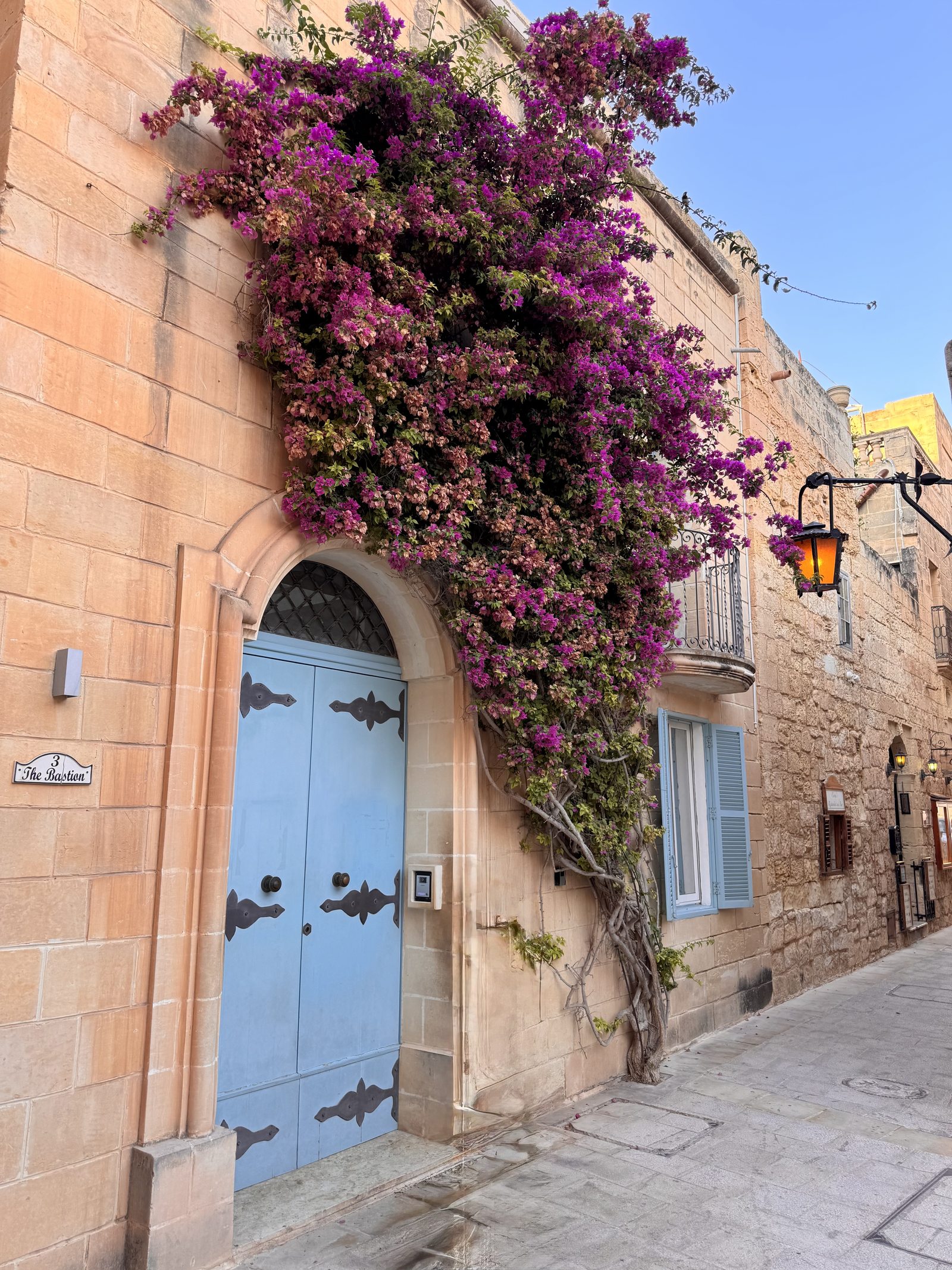 Buganvillas sobre una puerta azul: la estampa que todo visitante se lleva de Mdina