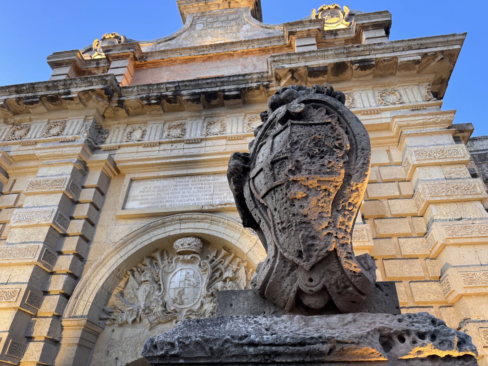 El escudo barroco sobre la Main Gate de Mdina
