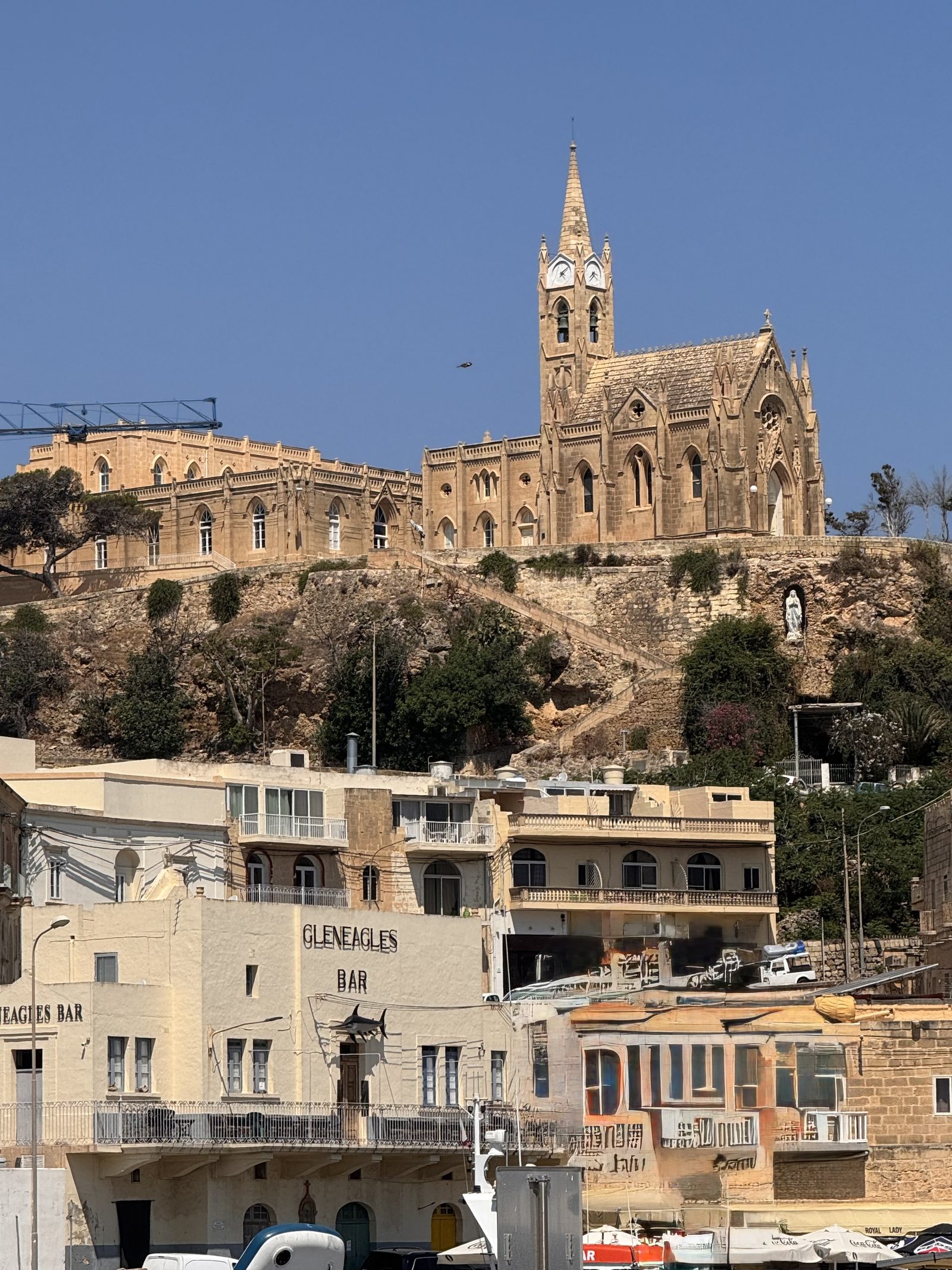 La llegada a Mġarr, el puerto de Gozo, coronado por la iglesia de Lourdes