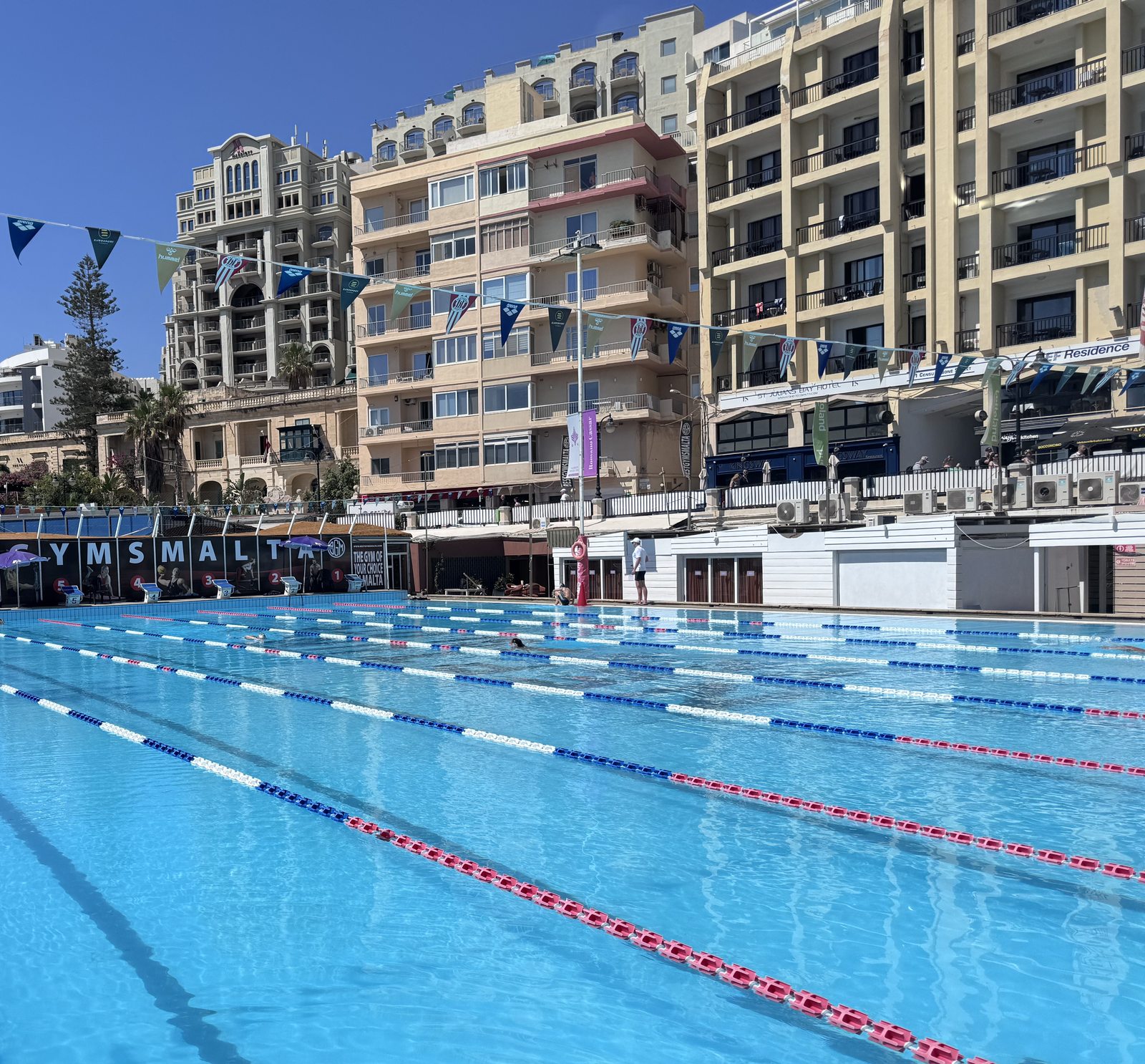 La Neptunes Pool, contigua a la academia, con vistas a Balluta Bay