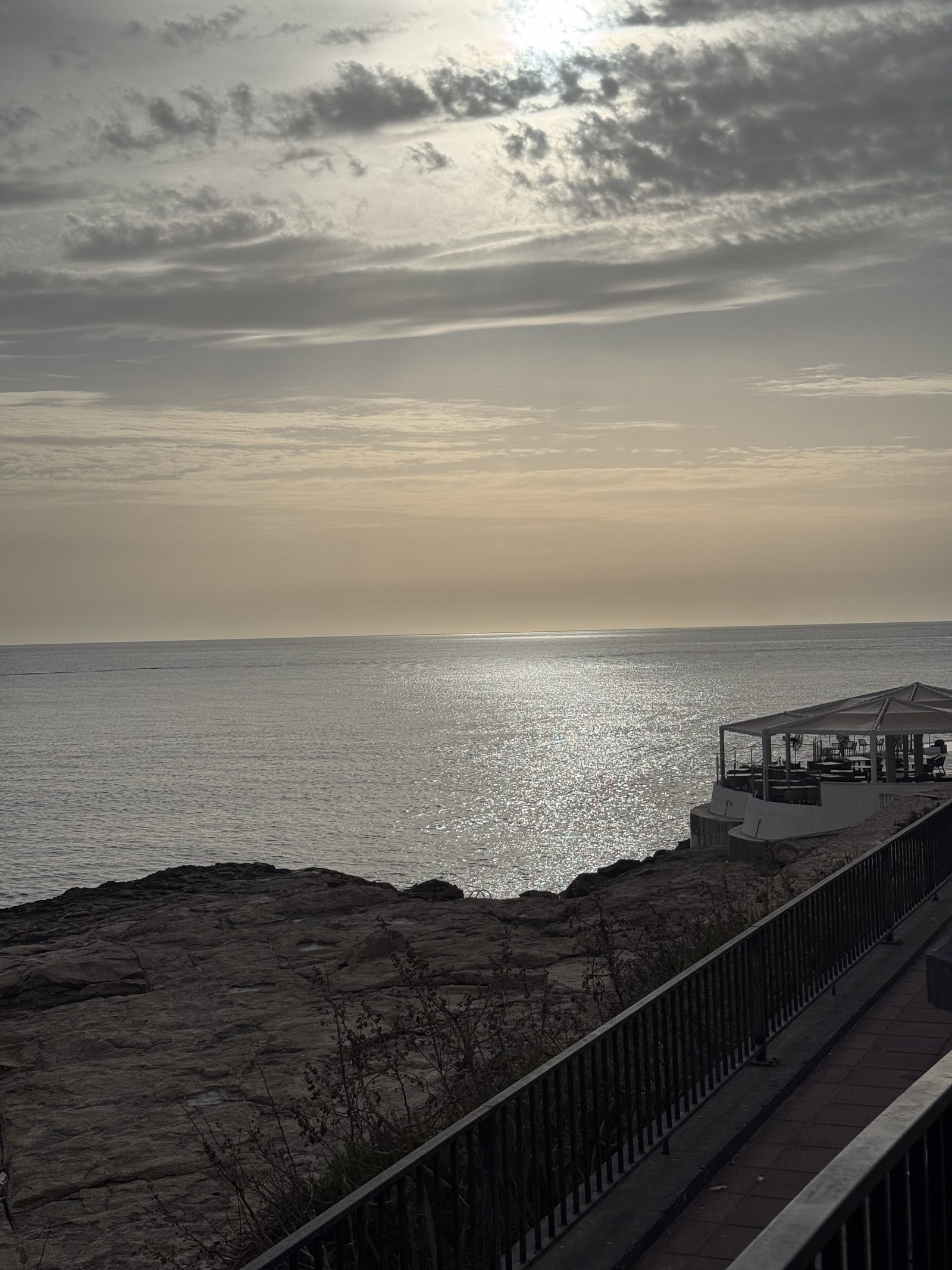 Amanecer con nubes sobre la costa de Sliema, una estampa rara en verano