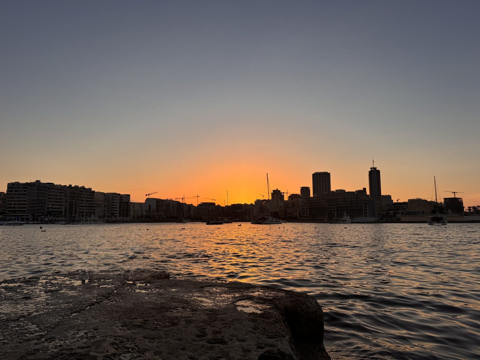 Atardecer sobre la bahía desde las rocas de Sliema