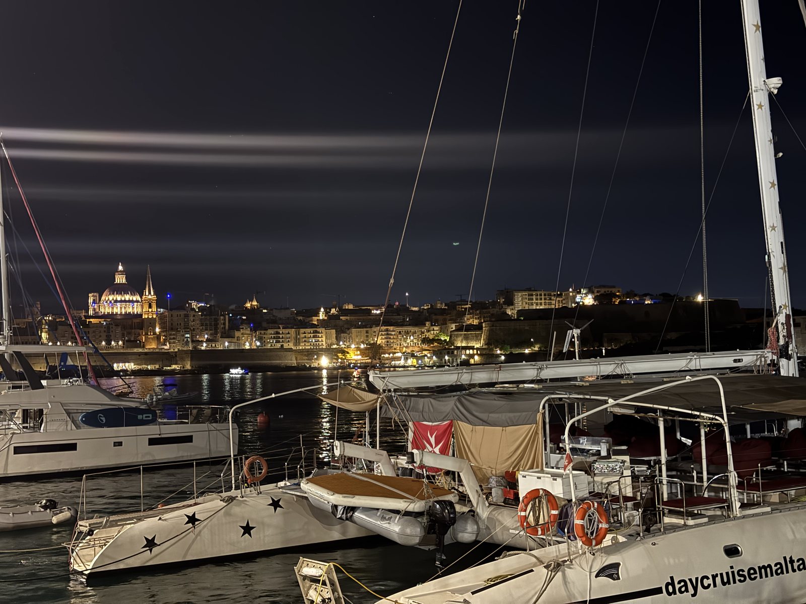 Los yates de Sliema de noche, con La Valeta iluminada al fondo