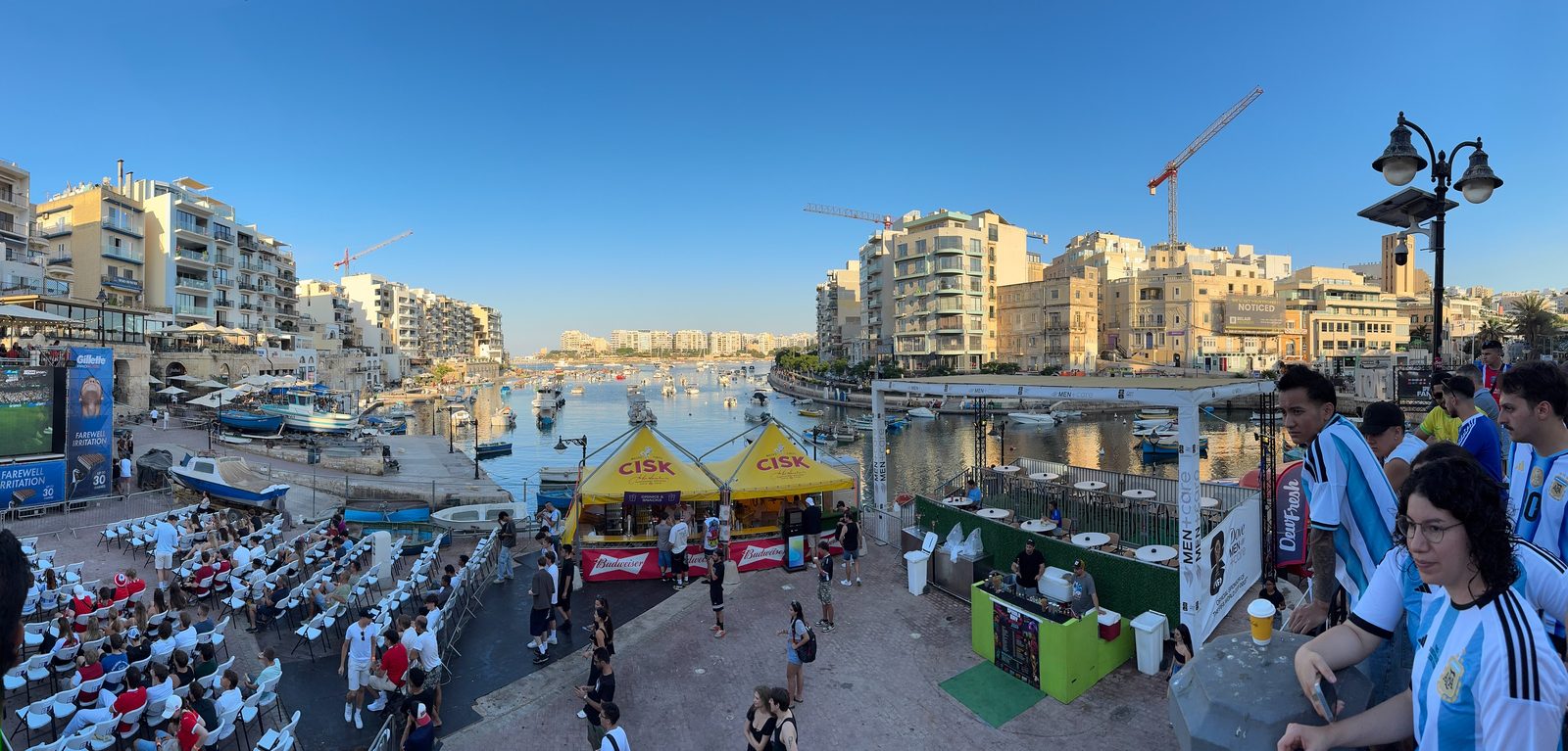 La bahía de Spinola, con sus barcas amarradas y la fan zone de una tarde de fútbol