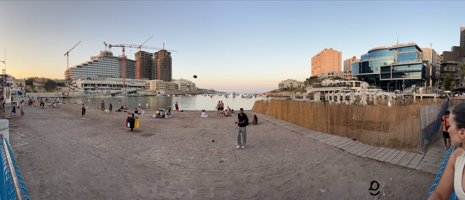 St. George's Bay, la playa de arena de Paceville