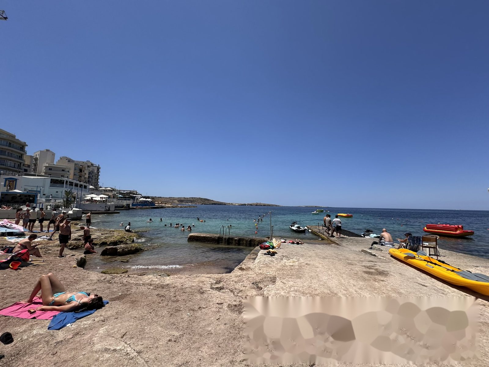 Las playas rocosas de la bahía de St. Paul's, con sus plataformas de baño