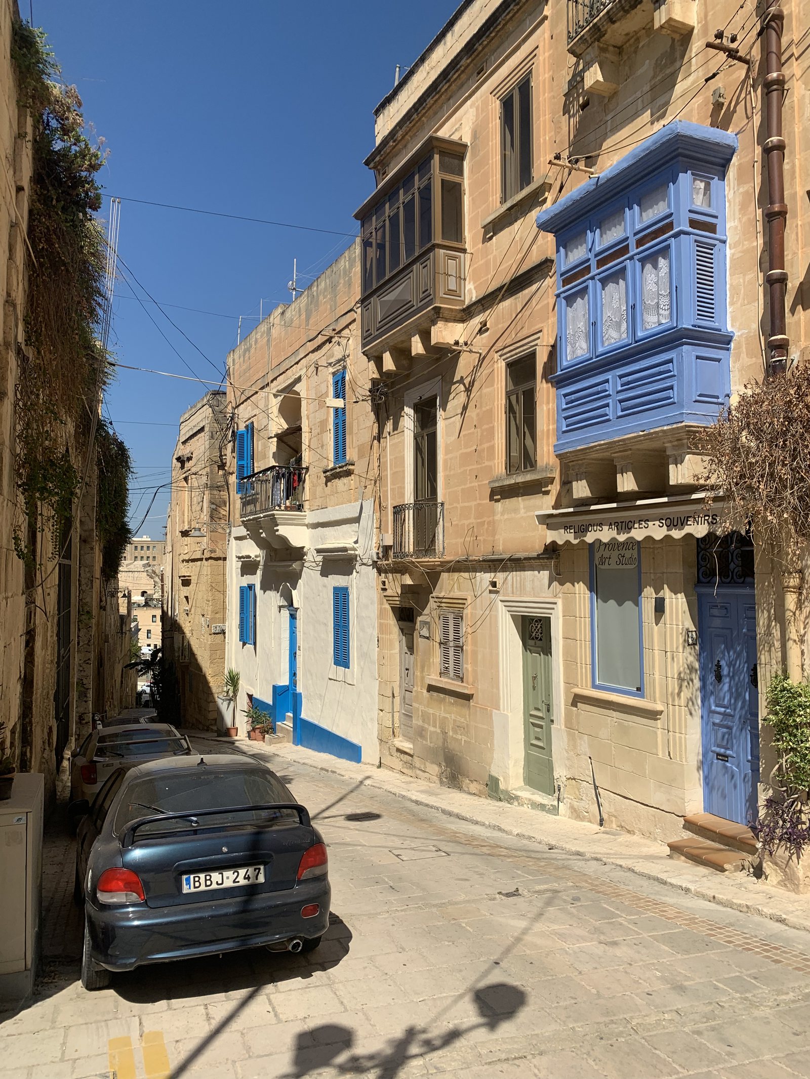 Una calle de las Tres Ciudades, con su gallarija azul