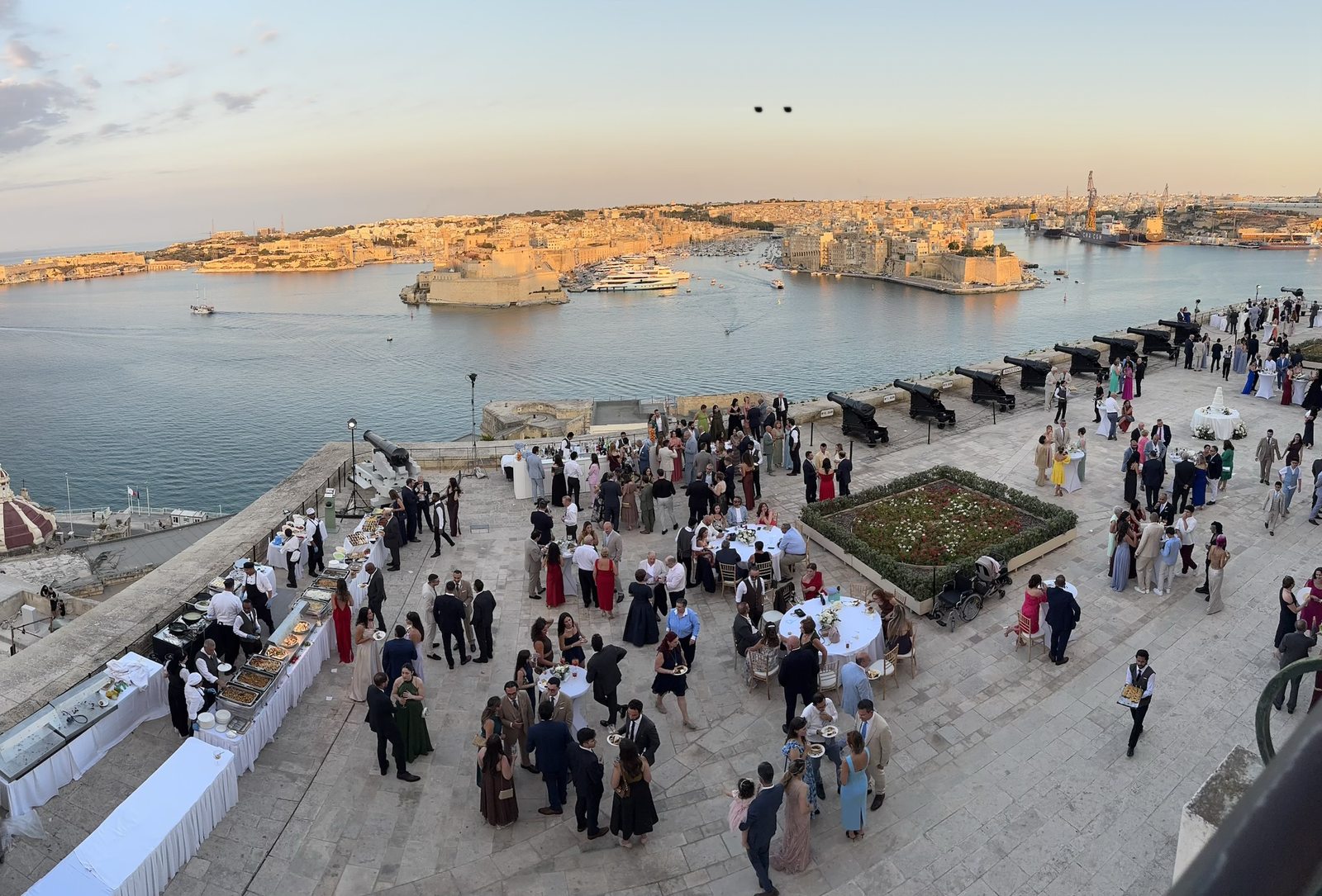 Los Upper Barrakka Gardens sobre el Gran Puerto, con la línea de cañones y las Tres Ciudades enfrente