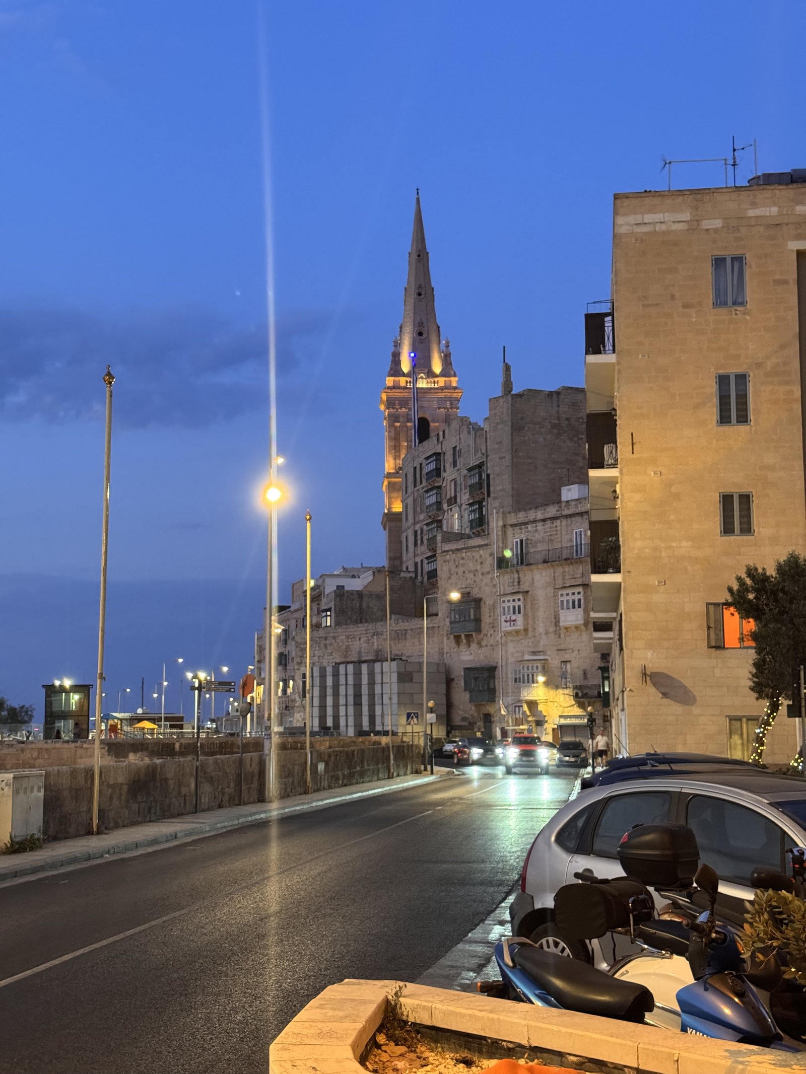 La Valeta al anochecer, con el campanario iluminado