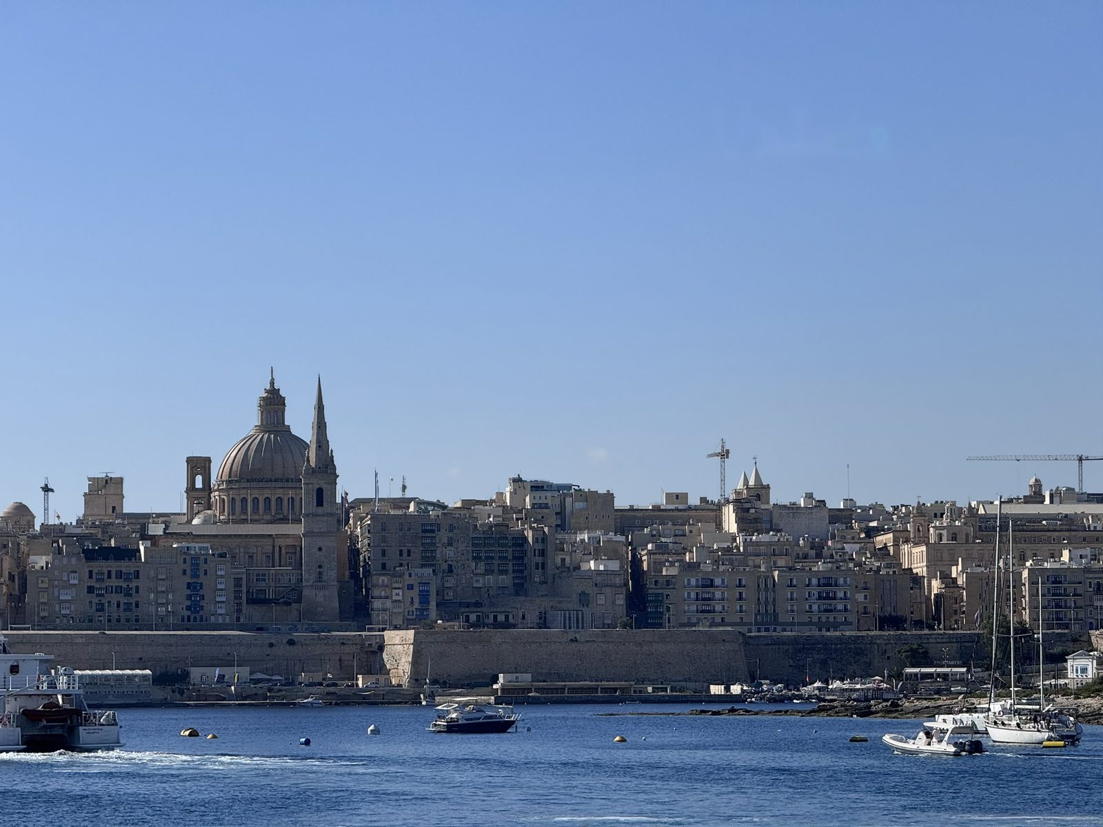 La Valeta y sus cúpulas, vistas desde el paseo de Sliema