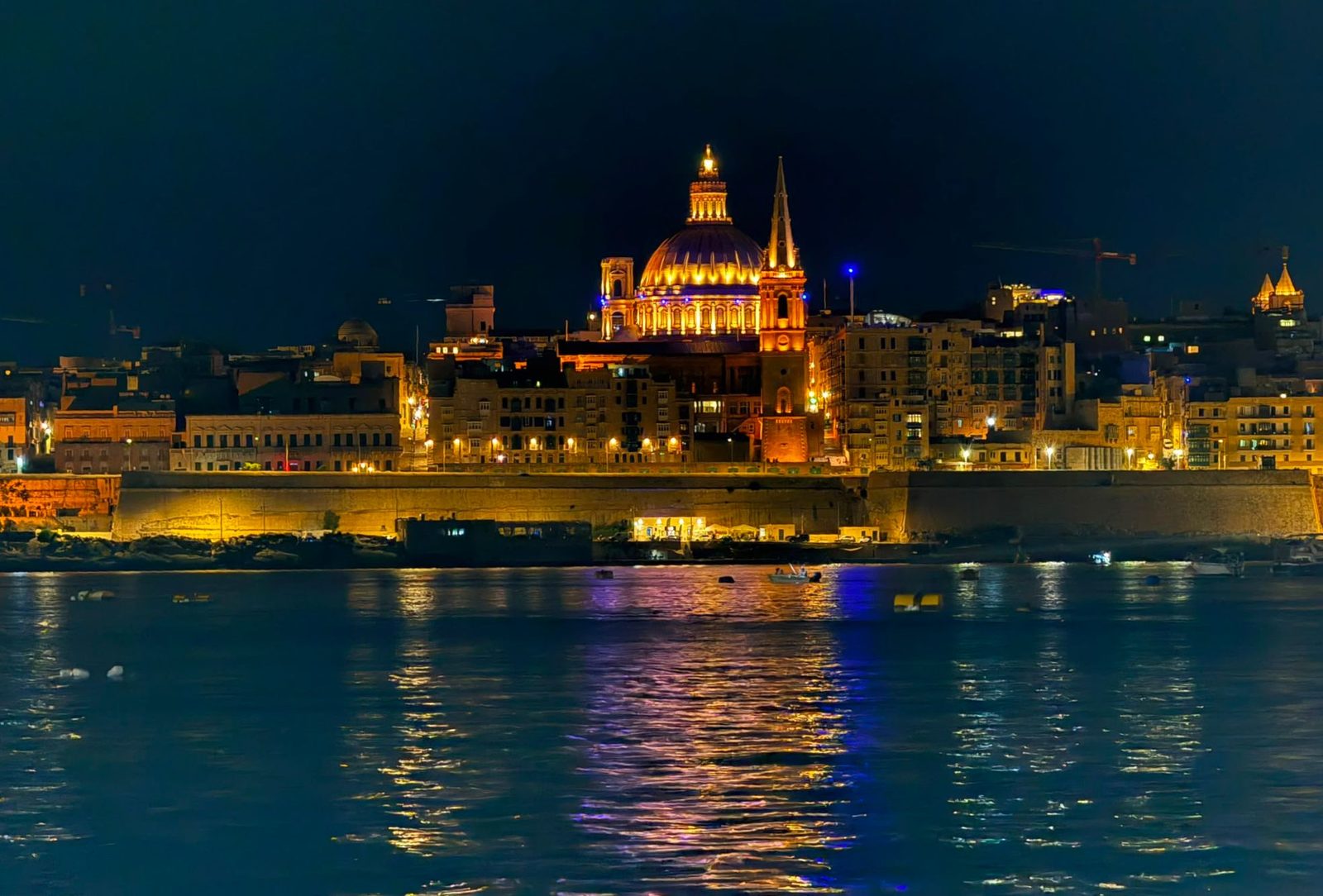 La Valeta iluminada de noche, con la cúpula de la basílica del Carmen