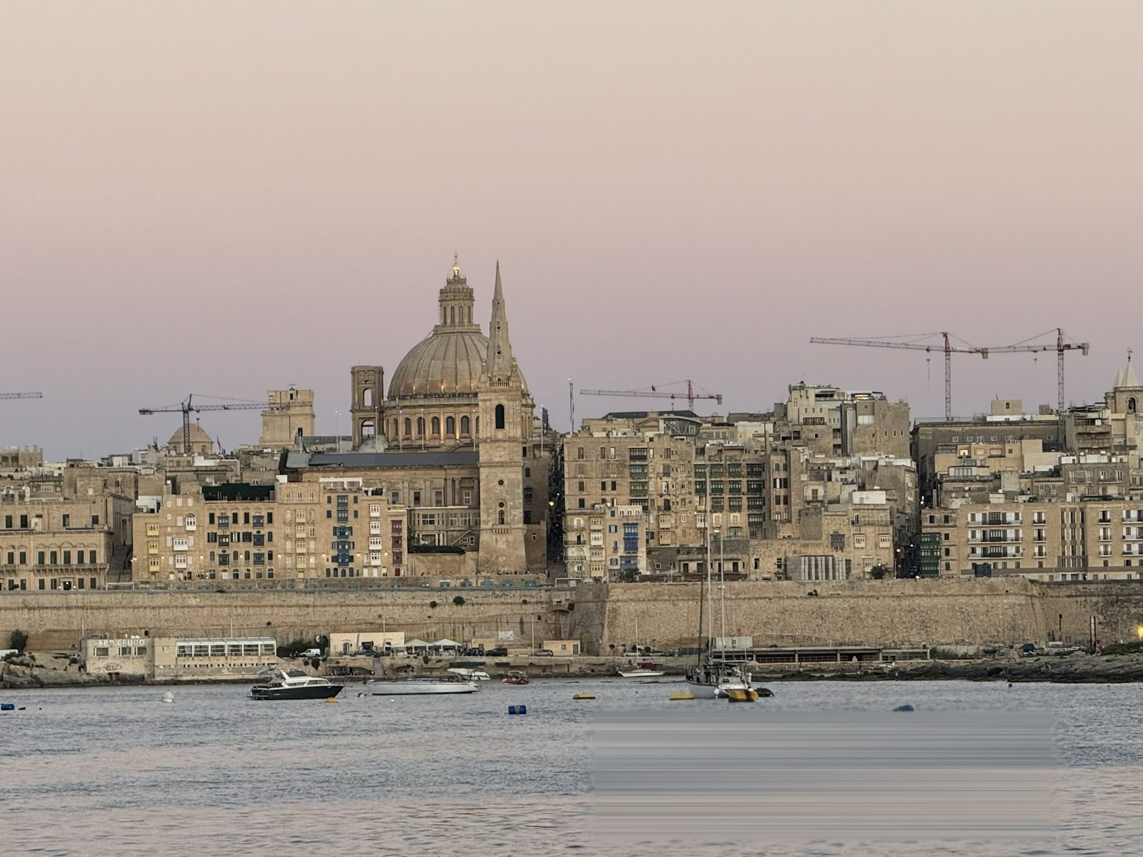 La Valeta al atardecer desde el paseo de Sliema