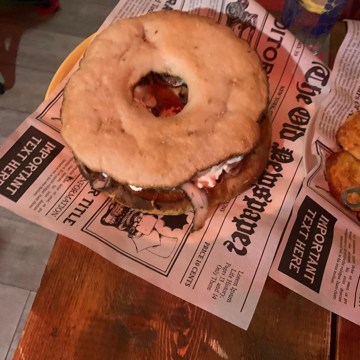 Nuestra ftira sin gluten en Wild Honey, rellena de carne y quesos